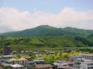 【マウンテンビュー客室眺望】青島ゴルフ倶楽部を望み、緑あふれる景色と青島の町を望む事が出来ます。
