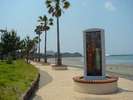 【トロピカルロード】青島の碑はホテルから7分ほど。海岸の遊歩道を歩くと見えてきます。