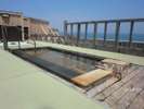 【屋上階・中露天「水平線」】青島温泉と開放的な景色を満喫！