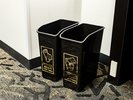 環境に配慮し、ゴミの分別をできるように2種類のゴミ箱を設置。