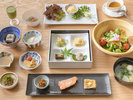 信州の恵をふんだんに。別所温泉のお豆腐や信州そばの創作料理など、野菜たっぷりの和朝食