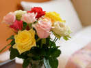 部屋には薔薇を飾ってお迎えいたします。