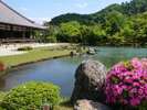 世界遺産の天龍寺。広大な庭園では四季の花々を楽しめます。