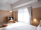 Standard Queen with Japanese-style�b��̏��オ��ɃN�C�[���̃t���A�x�b�h�ƍ���Z�b�g������a���ł��B
