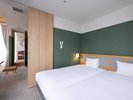Junior Suite�b���邭�J���I�ȃ��r���O���[���ƃx�b�h���[������Ȃ�n���E�b�h�c�C���̘a�m���ł��B
