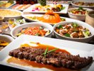 ライブキッチンで焼き立てステーキを。和洋中楽しめるディナーバイキング。