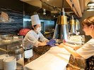 自慢のライブキッチンは、見て楽しく、食べておいしい。出来たてをご賞味ください。