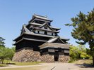 【松江城】お車で約5分。天守閣からは宍道湖や松江の町並を一望できます。