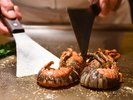 【鉄板焼レストラン葵】目前の鉄板から沸きあがる音や香りに包まれて、美食に酔いしれるひとときを。