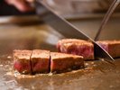 【鉄板焼レストラン葵】目前の鉄板から沸きあがる音や香りに包まれて、美食に酔いしれるひとときを。