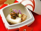 出雲蕎麦を使った先付け。小槌をモチーフとした縁起の良い器でご用意します。