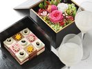 プリザーブドフラワーとケーキがセットになった界オリジナルお祝い箱