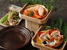【冬の特別会席】活松葉蟹とふぐを紅白の縁起良い色合いに見立てた紅白おかげ鍋