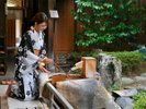【長寿の湯】湯殿入口には飲泉も。