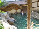 【滝の湯】≪かがみの滝湯≫滝から流れる風流な音が響きます