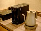 【別邸 琳】湯沸かしポットとコーヒーマシンを設置。いつでも気軽にカフェタイムを。※客室例