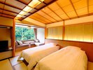 【本館:8畳ツインベッド付き客室:一例】和の落ち着いた空間とベッドの快適さを兼ね備えた和室。