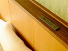 【ツインベッド付き和室:共通】枕元には電源コンセントの他2つの充電用USBポート(Type-A,Type-C)を設置