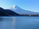 当館客室から撮影した湖越しの富士山