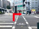 ファミリーマートが見える横断歩道を渡って、右にお進みください。
