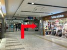 エスカレータを上がると正面に「KEIHAN CITY MALL」が見えてきます。その右側の階段を上がります。
