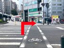 ファミリーマートが見える横断歩道を渡って、右にお進みください。