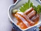 夕食会席の一品。川魚(鱒)のお刺身