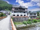赤い橋のたもとに佇む当館