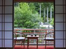 1階の客室からは目の前の龍泉寺が望めます
