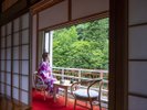 1階の客室からは目の前の龍泉寺が望めます