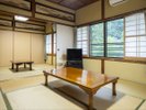 2階の川側客室。広々設計。向いに龍泉寺が眺められます。