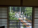 2階の川側客室。広々設計。向いに龍泉寺が眺められます。