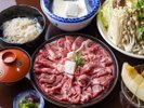 さしが程よく美味しい牛肉ですき焼きを