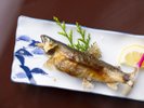 ぷっくり焼き上げた川魚