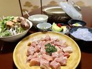 平日限定 サービス価格の鶏鍋鶏肉1人250gのボリューム!お値段もお財布に優しい価格です