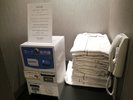 追加でガウンが必要なご連泊のお客様は、各階エレベーター右側のガウンをご利用ください。