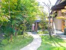 緑に囲まれた庭通路