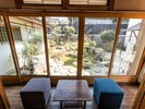 【奥出雲百姓塾・定員12名、1棟貸し施設】客間縁側(2つ目の寝室)より庭を望む。
