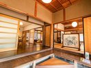 【奥出雲百姓塾・定員12名、1棟貸し施設】入口の広い玄関より室内を望む。