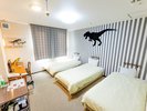 【3人部屋の恐竜ルーム・303】シングルベットが3つ並んだティラノサウルスのお部屋です。