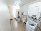 【3階自販機コーナー・洗濯機、乾燥機、電子レンジ】無料ですのでご自由にご利用ください。