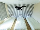 【3人部屋の恐竜ルーム・303】シングルベットが3つ並んだティラノサウルスのお部屋です。