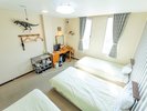 【3人部屋の恐竜ルーム・303】シングルベットが3つ並んだティラノサウルスのお部屋です。