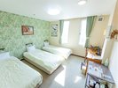 【3人部屋の恐竜ルーム・305】シングルベットが3つ並んだステゴサウルスとトリケラトプスのお部屋です
