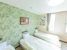 【3人部屋の恐竜ルーム・305】シングルベットが3つ並んだステゴサウルスとトリケラトプスのお部屋です