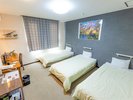 【3人部屋の恐竜ルーム・306】シングルベットが3つ並んだブラキオサウルスのお部屋です。
