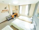 【3人部屋の恐竜ルーム・306】シングルベットが3つ並んだブラキオサウルスのお部屋です。