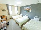 【3人部屋の恐竜ルーム・306】シングルベットが3つ並んだブラキオサウルスのお部屋です。