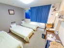 【3人部屋の恐竜ルーム・307】シングルベットが3つ並んだモササウルスの海のお部屋です。