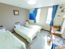 【3人部屋の恐竜ルーム・307】シングルベットが3つ並んだモササウルスの海のお部屋です。